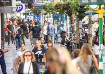 La pobreza bajó 2,9 puntos porcentuales en un año y la indigencia se redujo 33%