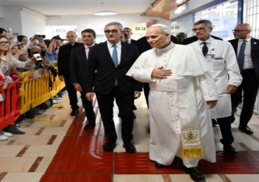 El papa León XIV recibió el alta tras cinco días de hospitalización por una cirugía pulmonar