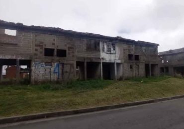 Elinger reclamó soluciones para complejo habitacional inconcluso en Pan de Azúcar