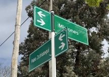 Piriápolis renueva columnas y carteles del nomenclátor urbano