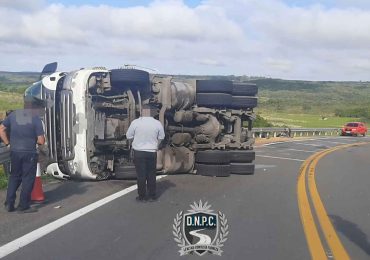 Un camión cargado con maíz volcó en Lavalleja