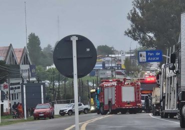 Bomberos rescató a un conductor atrapado tras un choque en Pan de Azúcar