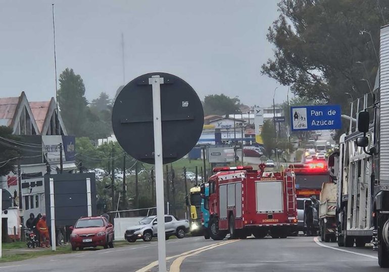 Bomberos rescató a un conductor atrapado tras un choque en Pan de Azúcar