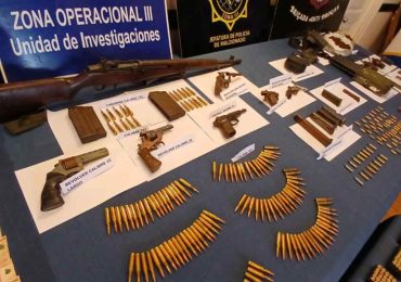 Una denuncia anónima y un perro detector llevaron a la BDA hasta un auto cargado de armas y droga en San Carlos