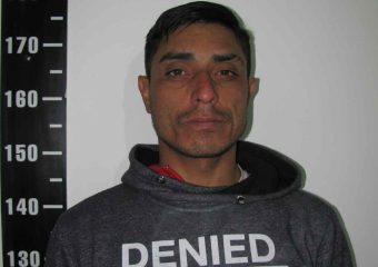 Le vendió un whisky, lo amenazó con un cuchillo para sacarle la bebida y la plata, y terminó en la cárcel