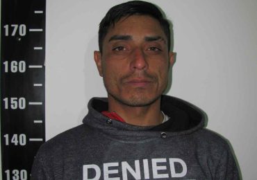 Le vendió un whisky, lo amenazó con un cuchillo para sacarle la bebida y la plata, y terminó en la cárcel