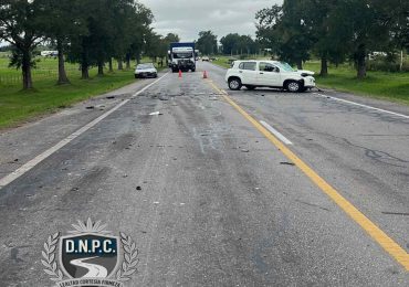 Dos personas fallecieron y cuatro resultaron lesionadas en un choque frontal en Ruta 11