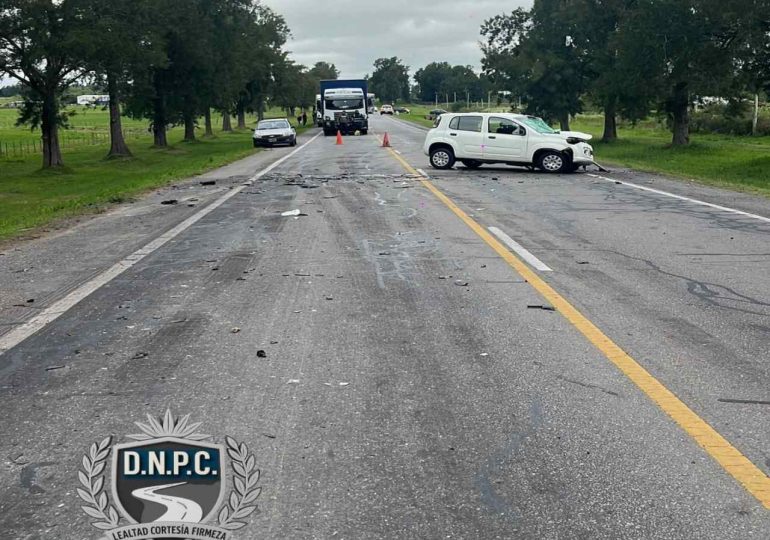 Dos personas fallecieron y cuatro resultaron lesionadas en un choque frontal en Ruta 11