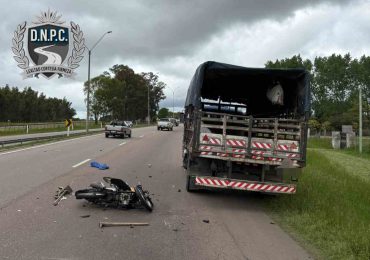 Dos ocupantes de una moto sufrieron lesiones graves tras chocar contra un camión en Ruta 5