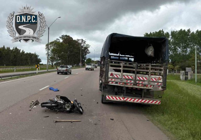 Dos ocupantes de una moto sufrieron lesiones graves tras chocar contra un camión en Ruta 5