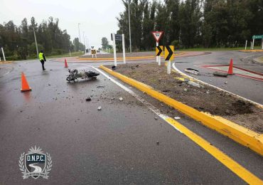 Motociclista gravemente herido al chocar contra una rotonda en Ruta 6