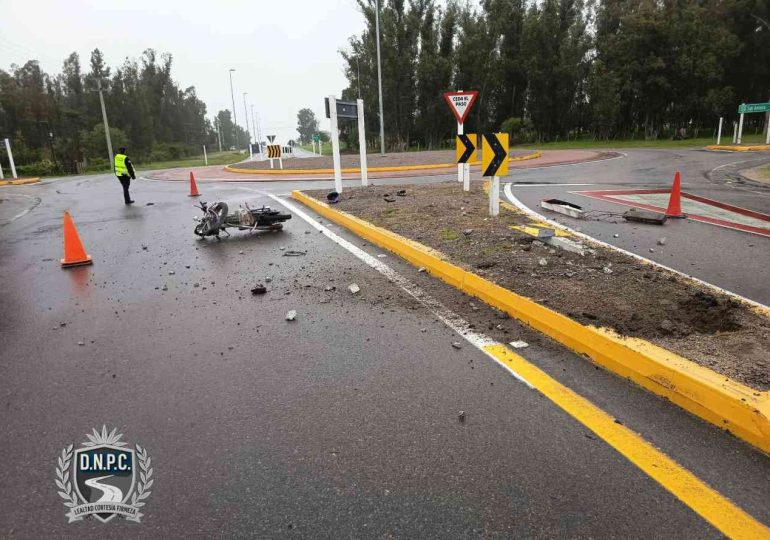 Motociclista gravemente herido al chocar contra una rotonda en Ruta 6