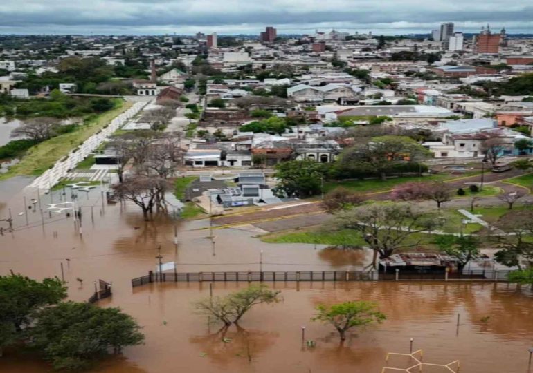 La crecida del río Uruguay provoca evacuaciones en Salto y Paysandú